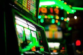 Pengguna Indonesia menikmati hiburan online sepak bola dan slot di Surabaya